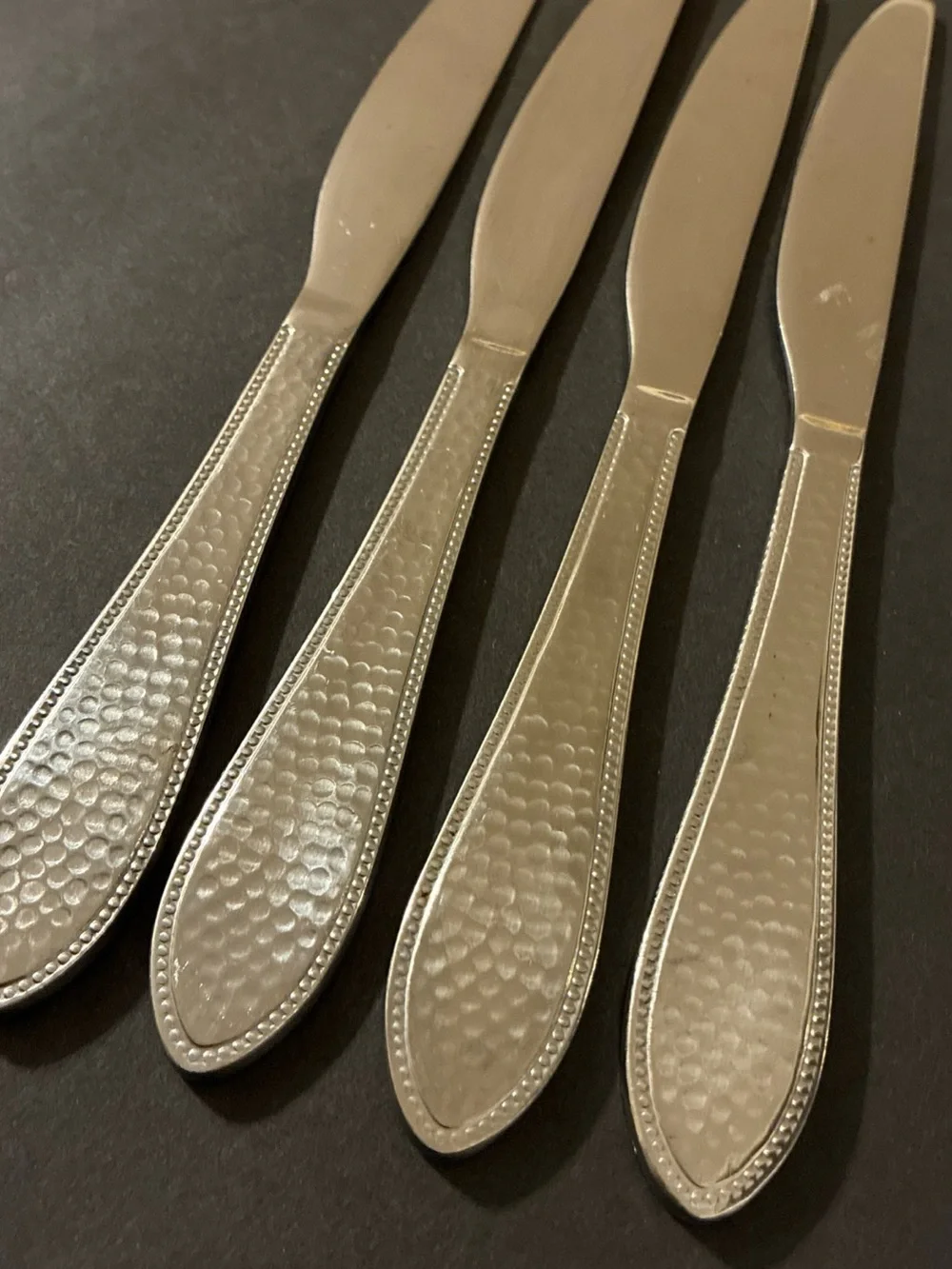 Hammered Glossy Stainless Cambridge Set Of 4 Dinner Knives Silver Tone